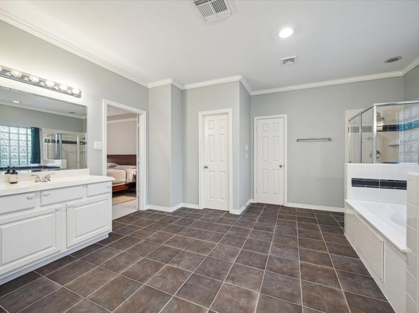 1315 Shady Villa Pine, Houston TX 77055