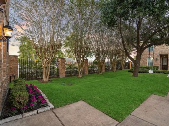 1315 Shady Villa Pine, Houston TX 77055