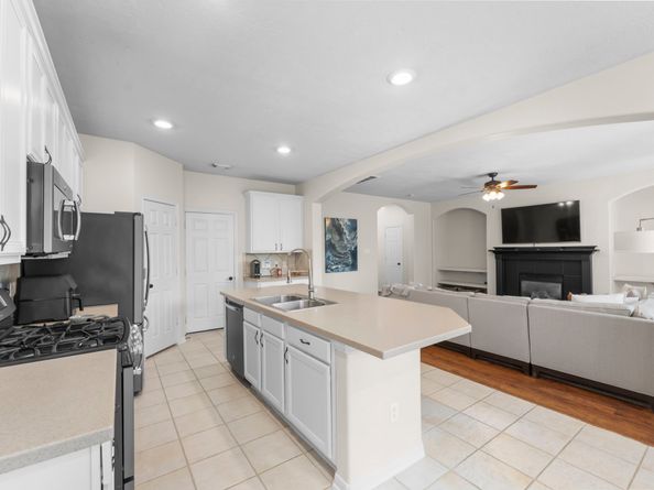 122 W Burberry Circle, The Woodlands TX 77384