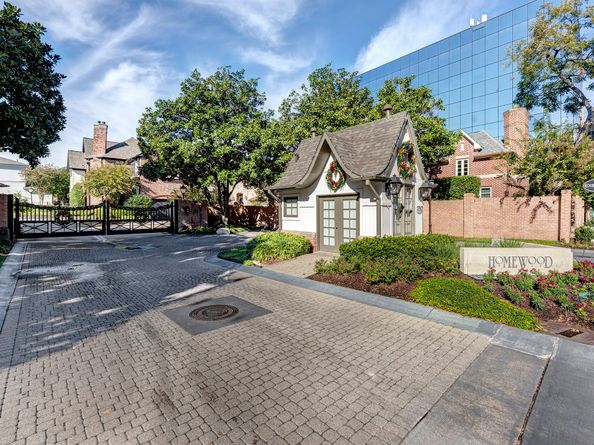 9 Upperway Lane, Houston TX 77056