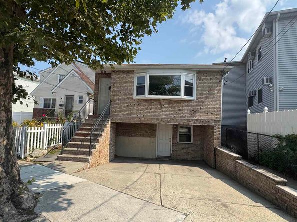71 Suburbia Ct, Jersey City NJ 07305