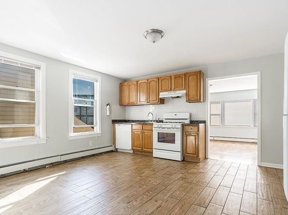 85 Cottage St, Bayonne NJ 07002