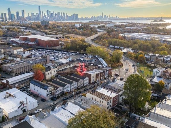 12 Bayview Ave, Jersey City NJ 07305