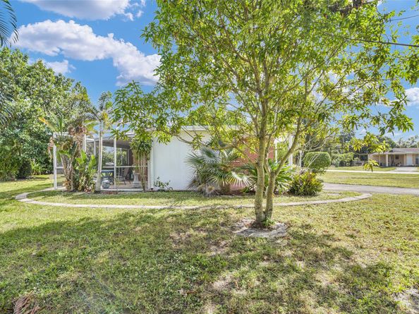 300 Cavalier Rd, Palm Springs FL 33461