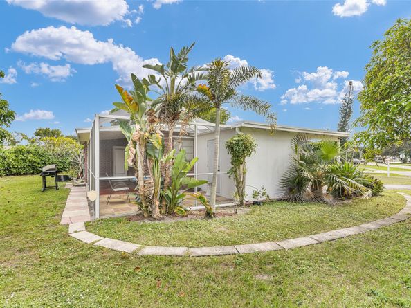 300 Cavalier Rd, Palm Springs FL 33461