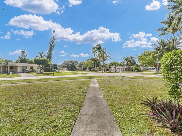 300 Cavalier Rd, Palm Springs FL 33461