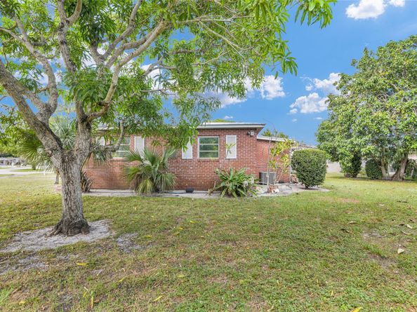 300 Cavalier Rd, Palm Springs FL 33461