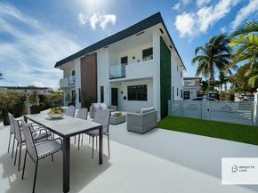7996 Crespi Boulevard, Miami Beach FL 33141