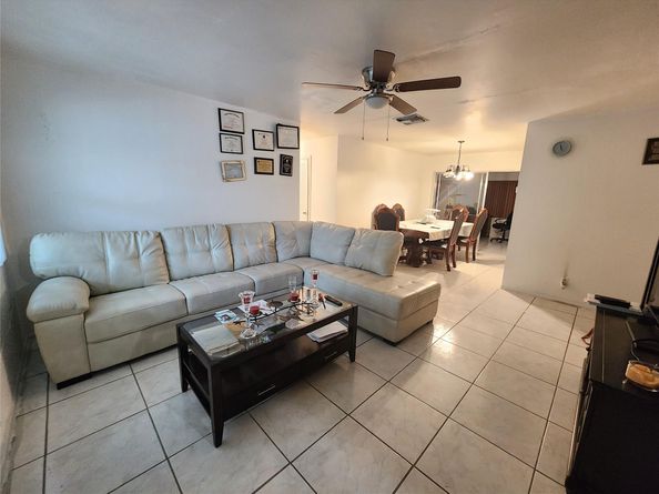 5713 NW 70th Ter, Tamarac FL 33321