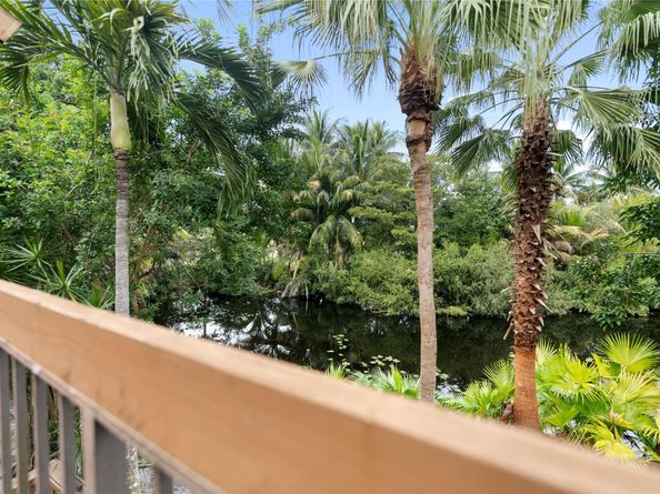 225 Wimbledon Lake Dr 225, Plantation FL 33324