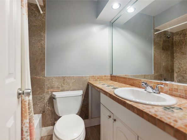 225 Wimbledon Lake Dr 225, Plantation FL 33324