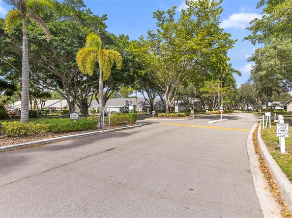 10971 Lake Front Pl 10971, Boca Raton FL 33498