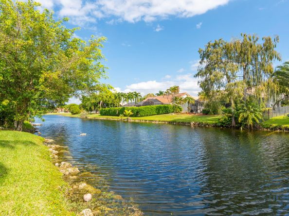 1120 NW 100th Way, Plantation FL 33322