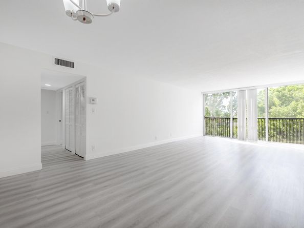 2208 S Cypress Bend Drive 407, Pompano Beach FL 33069