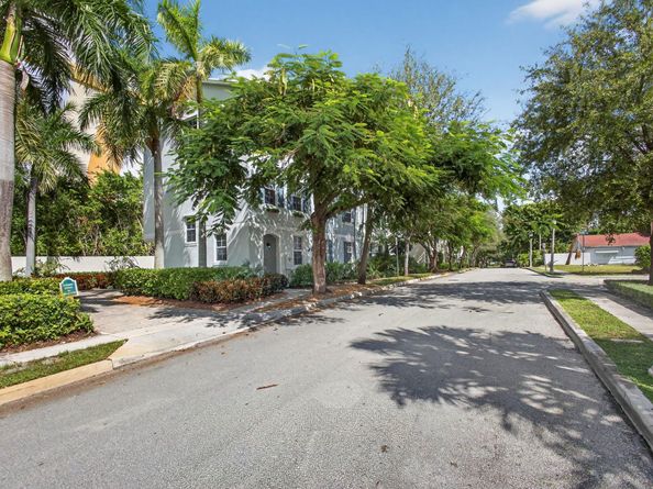 709 N St, West Palm Beach FL 33401