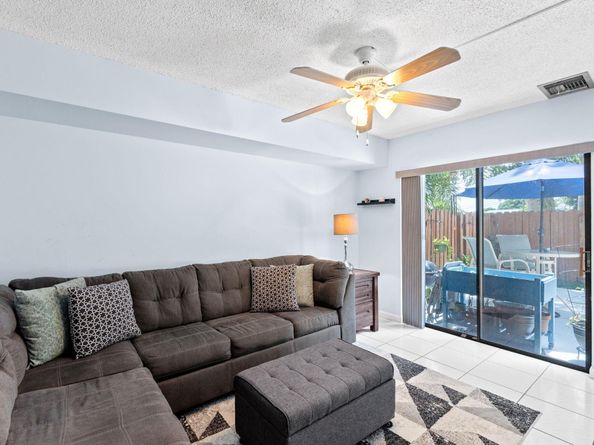 844 Springdale Circle, Palm Springs FL 33461