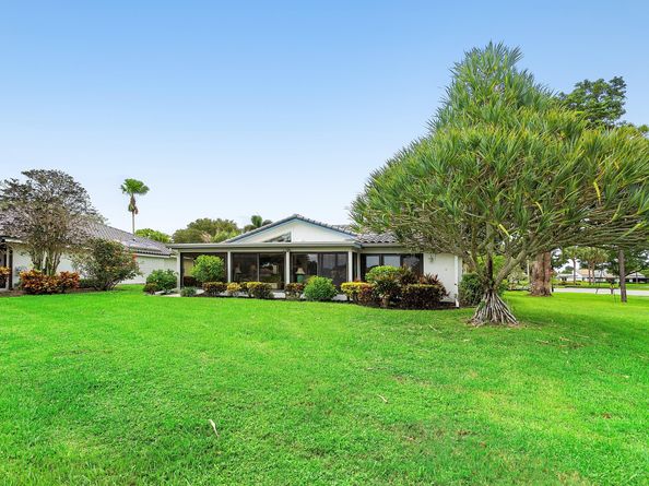 2 Woods Lane, Boynton Beach FL 33436