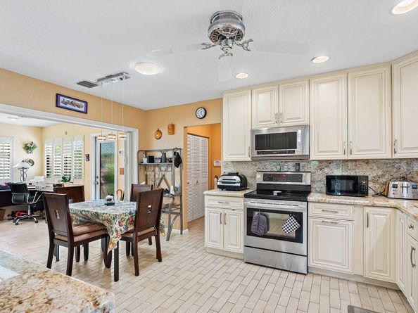 2 Woods Lane, Boynton Beach FL 33436