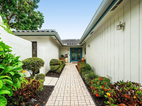 2 Woods Lane, Boynton Beach FL 33436