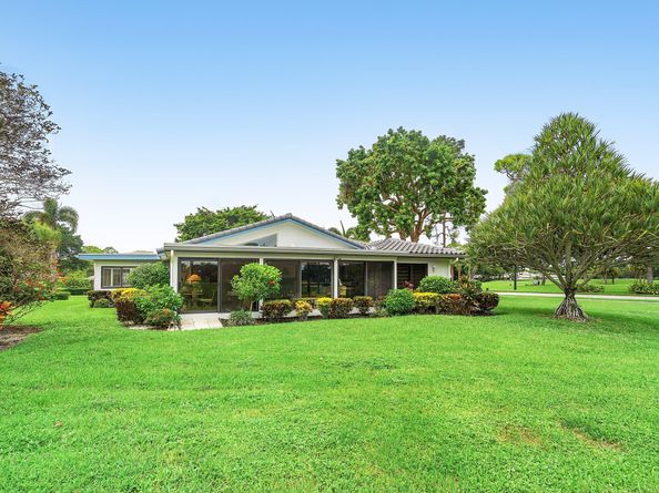 2 Woods Lane, Boynton Beach FL 33436