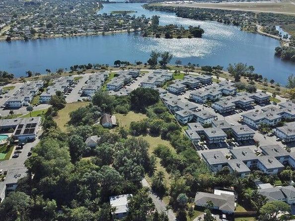 3280 Cynthia Lane 211, Lake Worth Beach FL 33461