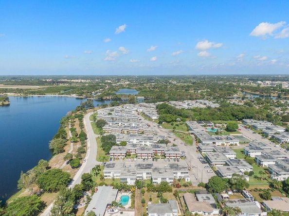 3280 Cynthia Lane 211, Lake Worth Beach FL 33461