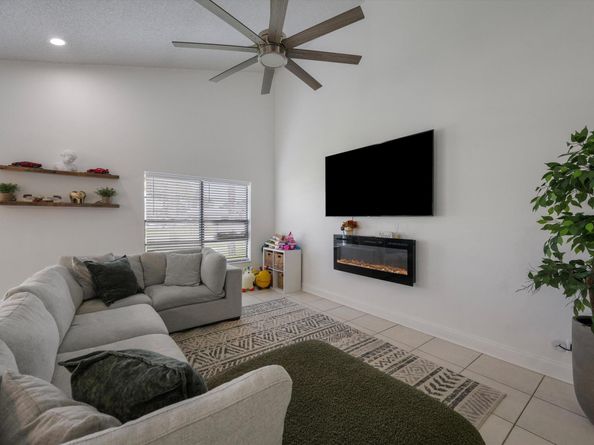 4475 Willow Pond Road B, West Palm Beach FL 33417
