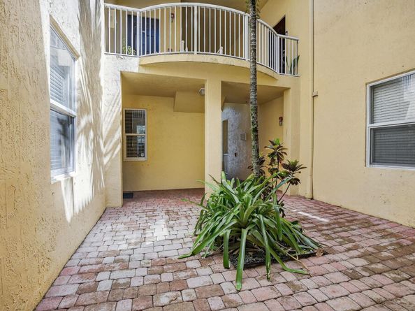 110 Jacaranda Country Club Dr 104, Plantation FL 33324