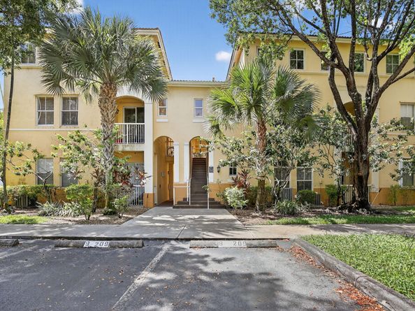 110 Jacaranda Country Club Dr 104, Plantation FL 33324