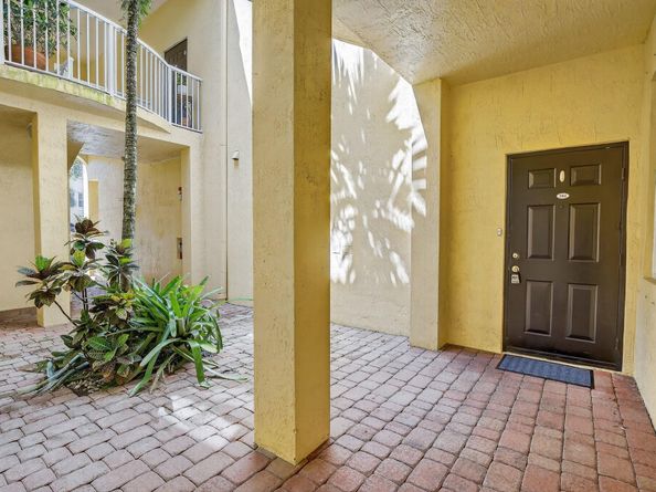 110 Jacaranda Country Club Dr 104, Plantation FL 33324