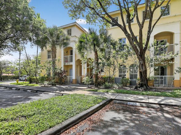 110 Jacaranda Country Club Dr 104, Plantation FL 33324