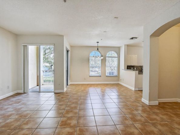110 Jacaranda Country Club Dr 104, Plantation FL 33324