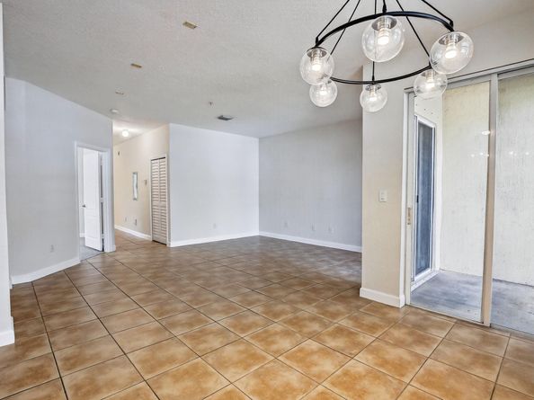 110 Jacaranda Country Club Dr 104, Plantation FL 33324