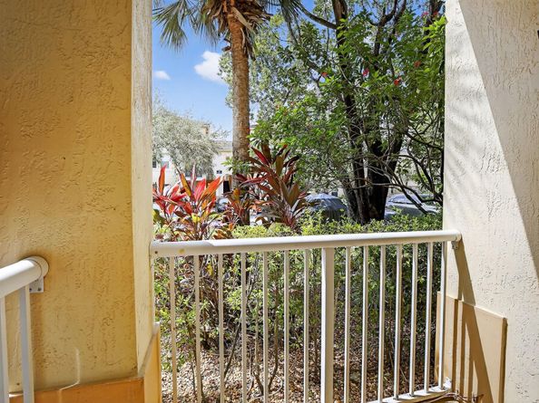 110 Jacaranda Country Club Dr 104, Plantation FL 33324