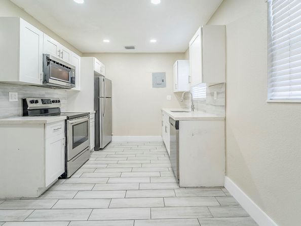 1786 Lauderdale Manor Dr, Fort Lauderdale FL 33311