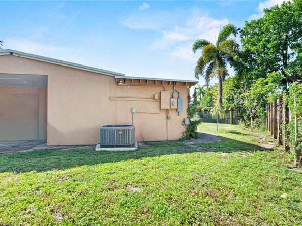 2481 NE 15th Ave, Pompano Beach FL 33064
