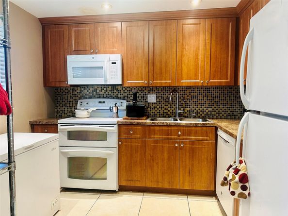 5985 Del Lago Cir 223, Sunrise FL 33313