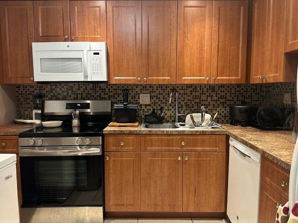 5985 Del Lago Cir 223, Sunrise FL 33313