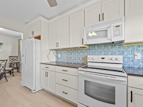 3871 Via Poinciana 201, Lake Worth FL 33467