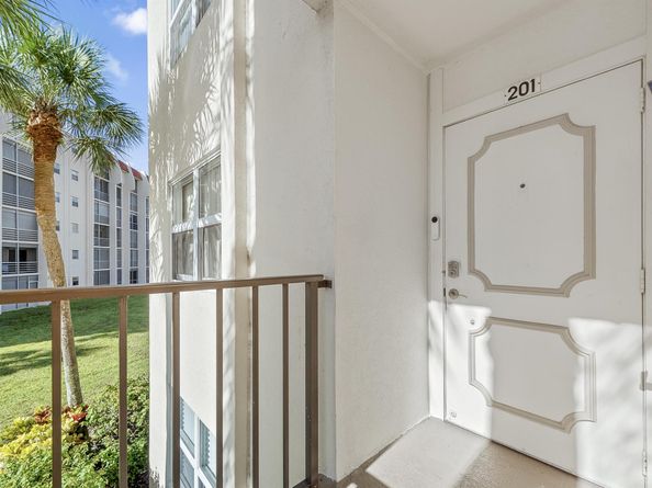 3871 Via Poinciana 201, Lake Worth FL 33467