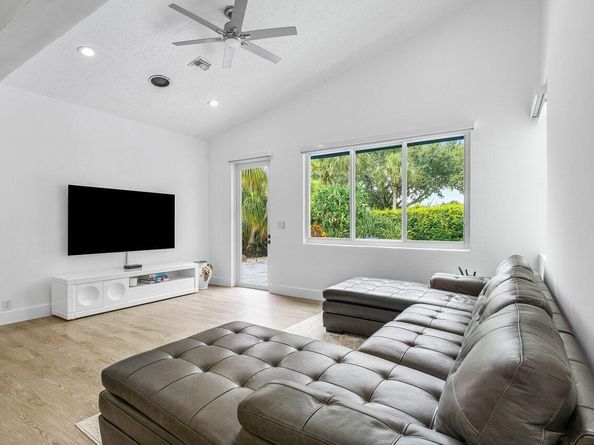 4564 Bocaire Boulevard, Boca Raton FL 33487