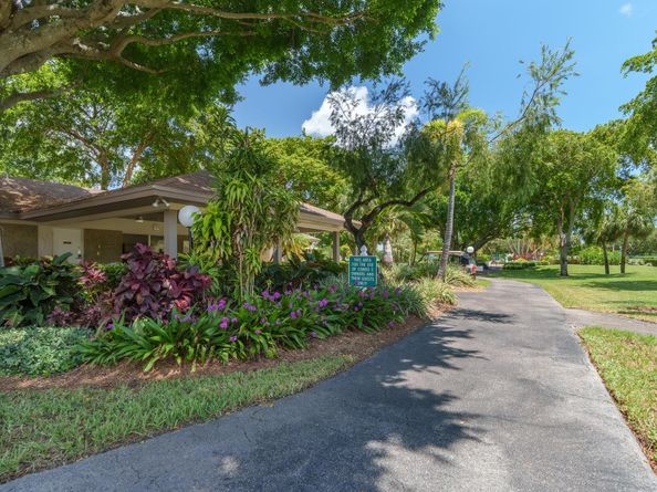 605 Oaks Dr 501, Pompano Beach FL 33069