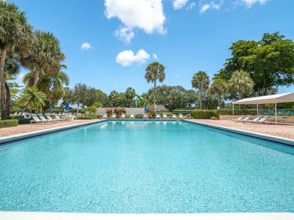 605 Oaks Dr 501, Pompano Beach FL 33069