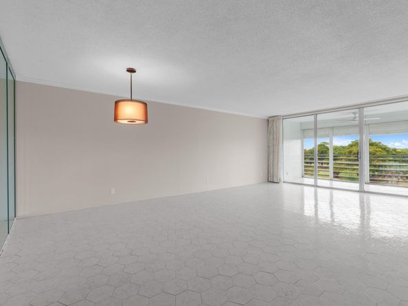 605 Oaks Dr 501, Pompano Beach FL 33069