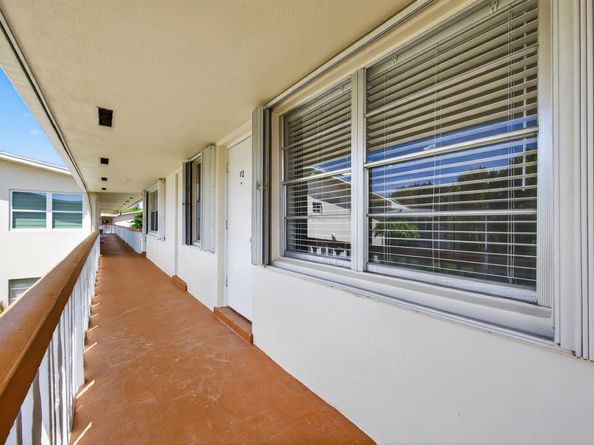42 Easthampton B, West Palm Beach FL 33417
