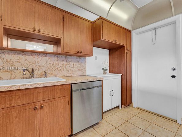 330 SE 2nd Street 303F, Hallandale Beach FL 33009