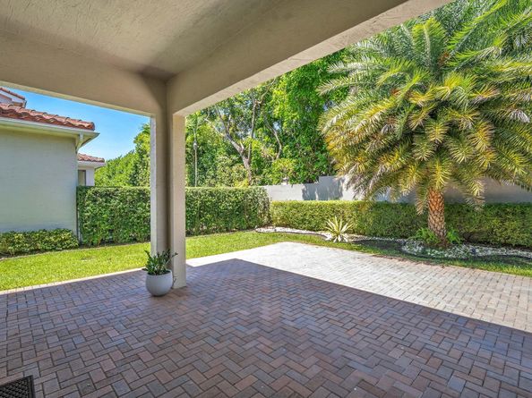 5812 E Brookfield Cir E, Hollywood FL 33312