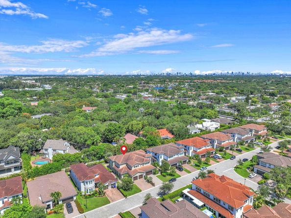 5812 E Brookfield Cir E, Hollywood FL 33312