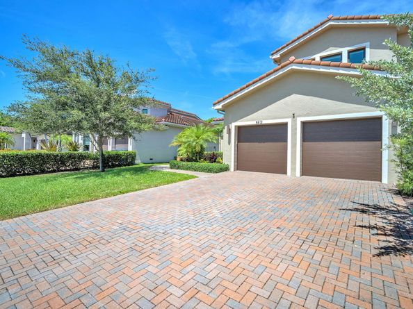 5812 E Brookfield Cir E, Hollywood FL 33312