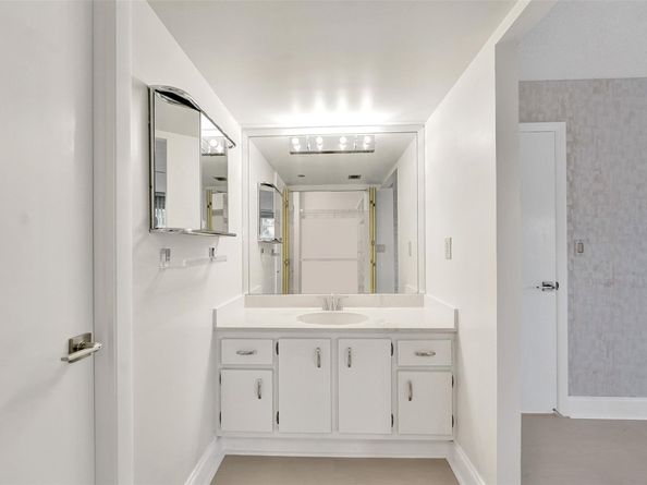 1000 Saint Charles Pl 305, Pembroke Pines FL 33026